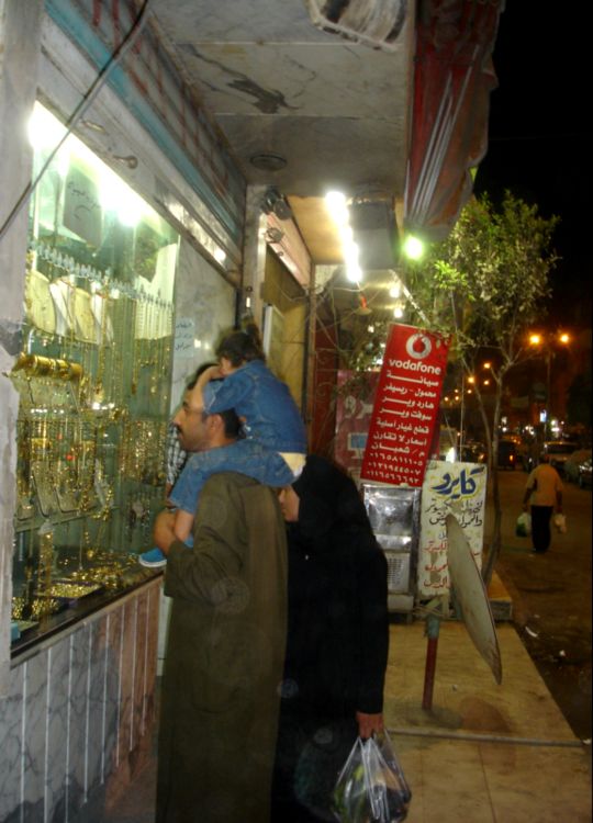 Мусульманин с семьей у витрины ювелирного магазина. Каир. Фото Лимарева В.Н.