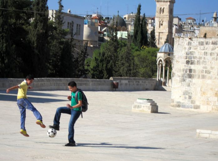 Игра в футбол у мечети Омара в Иерусалиме. Фото Лимарева В.Н.