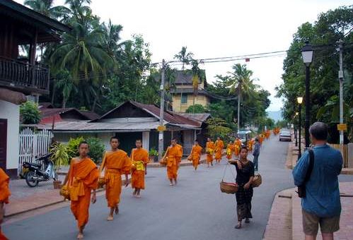Утренний сбор милостыни учениками религиозной школы в Луангпхабанге. Фото Лимарева В.Н.