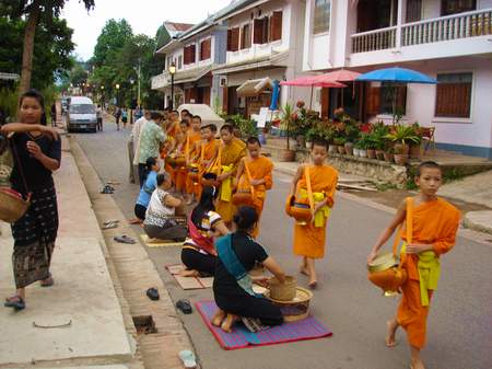 Утренний сбор милостыни учениками религиозной школы в Луангпхабанге. Фото Лимарева В.Н.