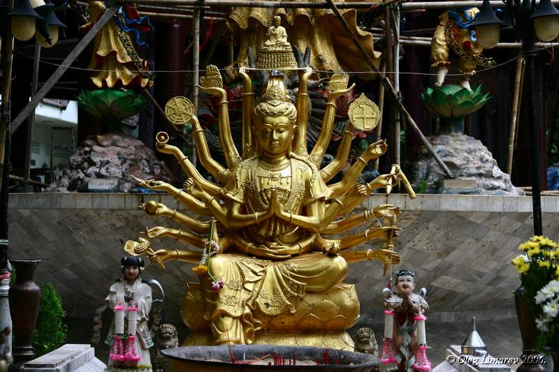  Статуя богини Кали у подножья священной горы.  Таиланд. Краби. (фото Лимарева Олега.)