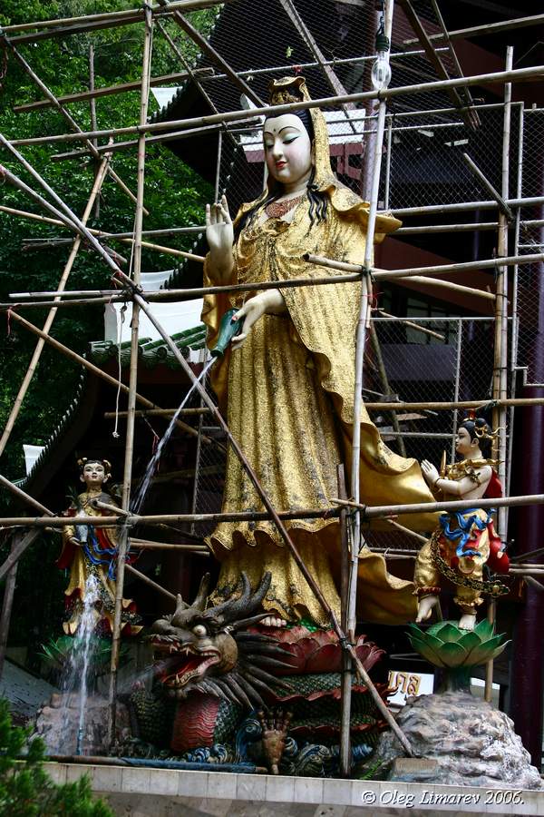  Китайская богиня Мерси у подножья священной горы.  Таиланд. Краби. (фото Лимарева Олега.)