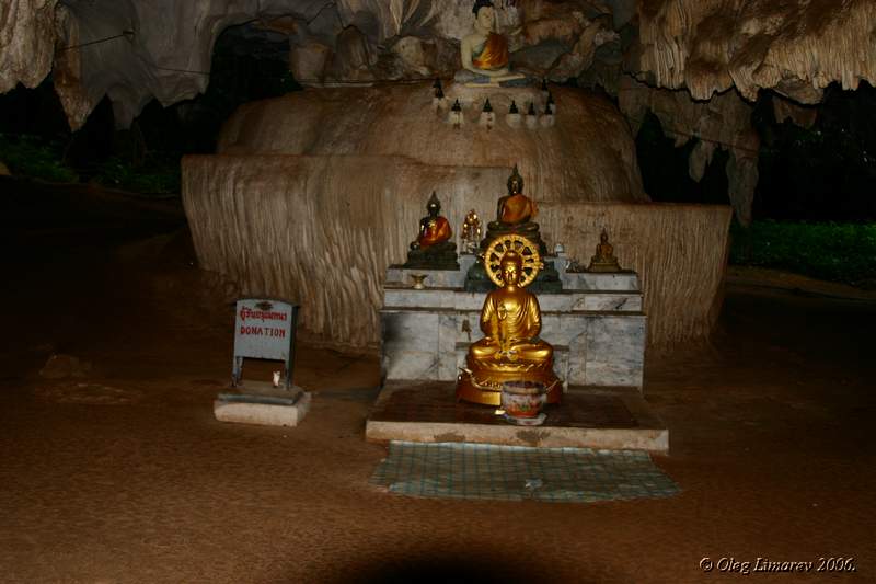  В глубине некоторых пещер Тигра маленькие храмы.  Таиланд. (фото Лимарева Олега)
