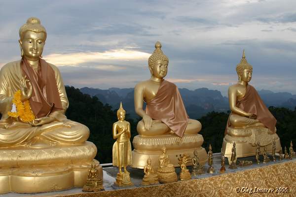  Будды на верщине горы. Монастырь Тигра.  Таиланд. (фото Лимарева В.Н.)