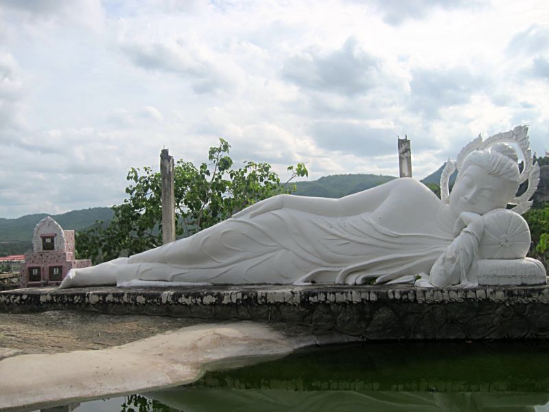 Лежащий Будда. Монастырский комплекс на вершине горы в  Хуа-Хине. Таиланд. ( Фото Лимарева В.Н.)