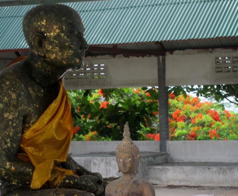 Монах и маленький Будда. Хуа-Хин. ( Фото Лимаревой Елены.)