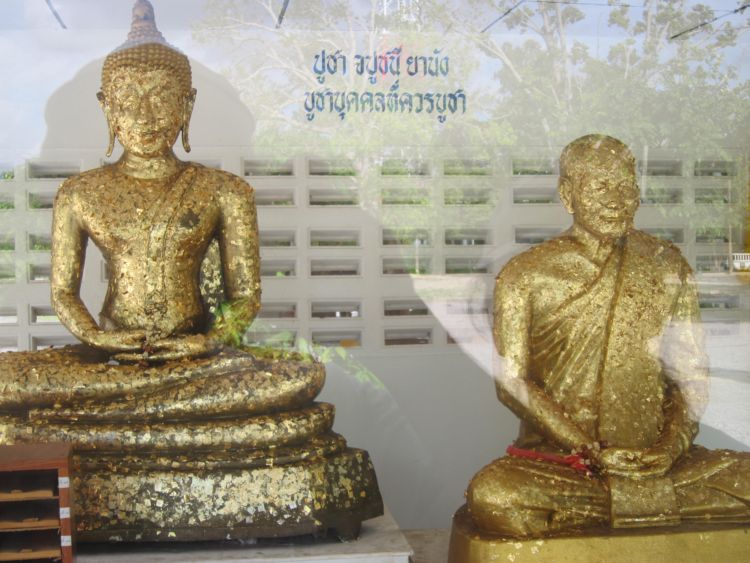  Будда и авторитетный тайский монах. Храмовый комплекс в городе Бангсапан.  ( Фото Лимарева В.Н.)